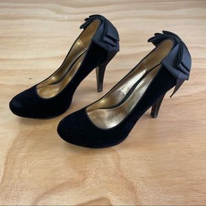 Teatro (UK brand) black velvet heels with bow detail • UK 7 / Euro: 40 / US: 9